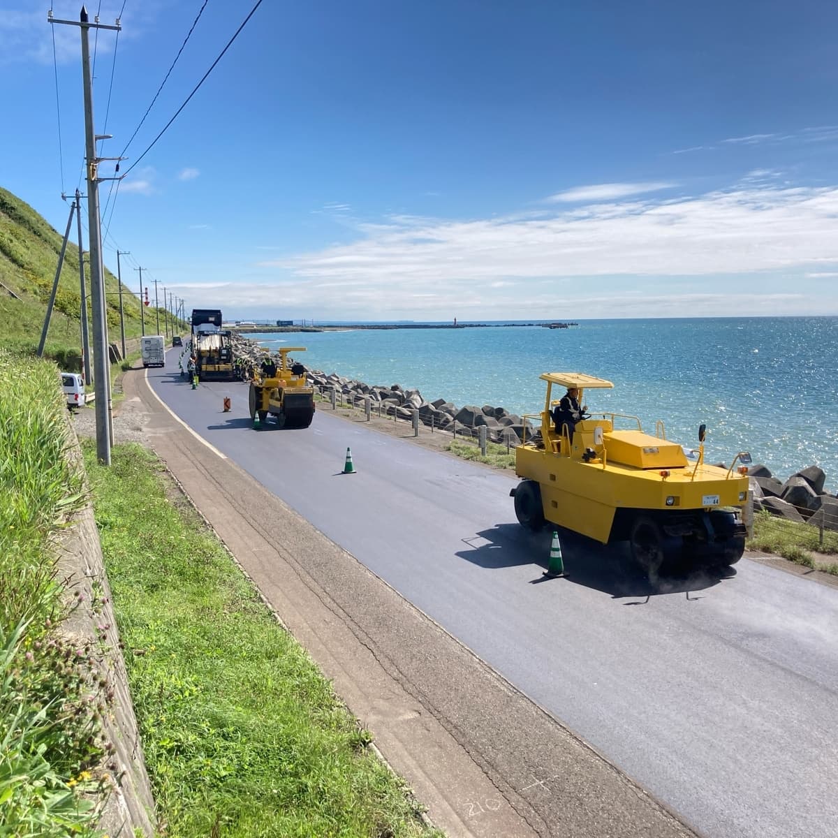 海辺の道路を舗装する様子