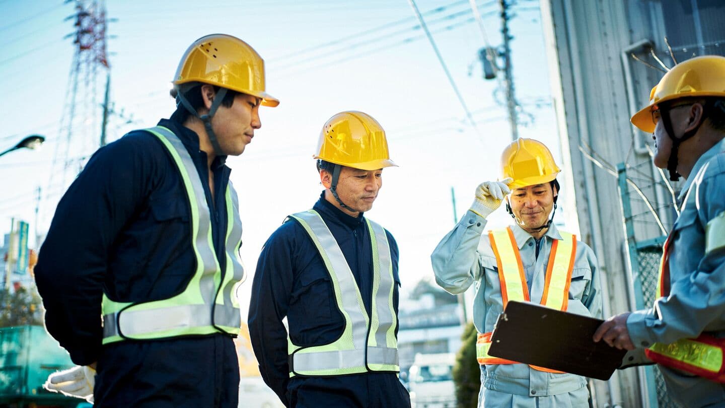 建設現場で働く男性